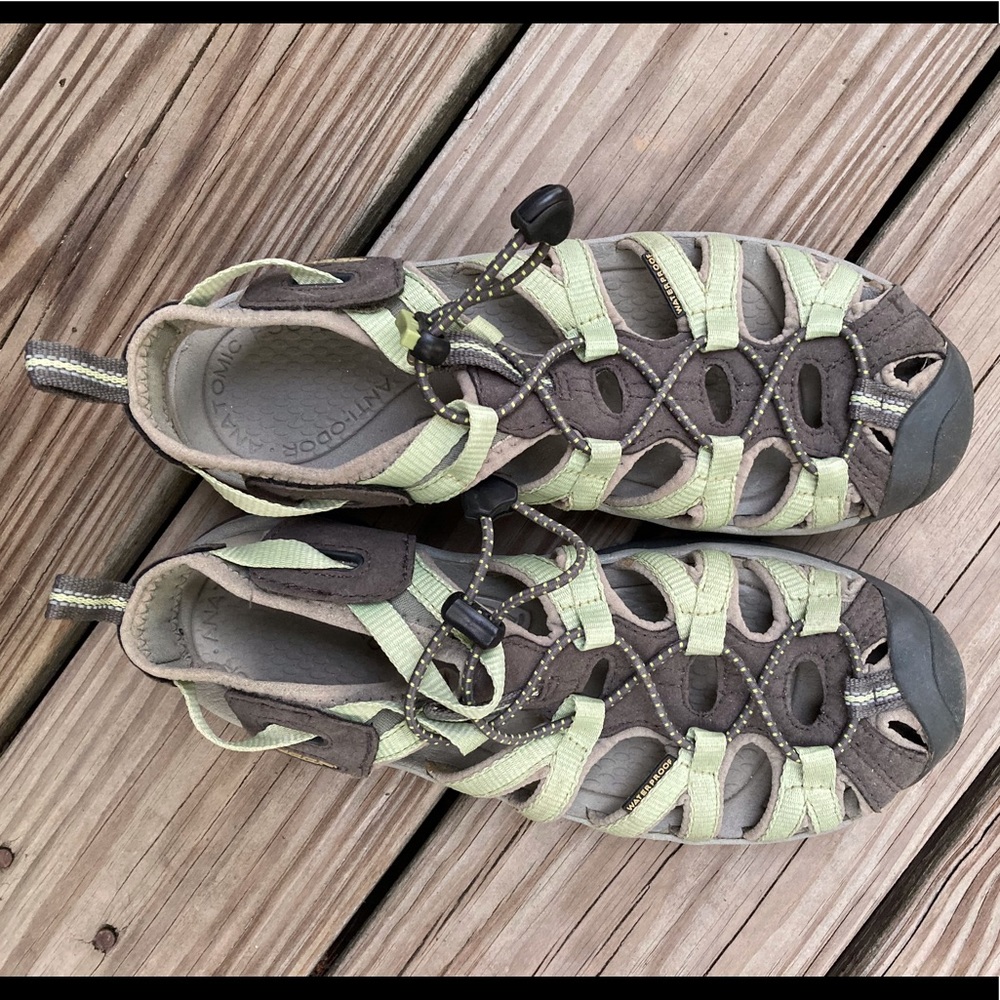 Keen whisper sandals size 8